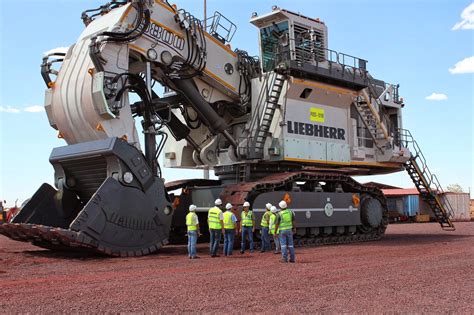 Liebherr 9800 - The giant amongst the caterpillar excavators on construction sites and for surface mining is a true colossus. Even in HO scale. The brand new R9800 series ...